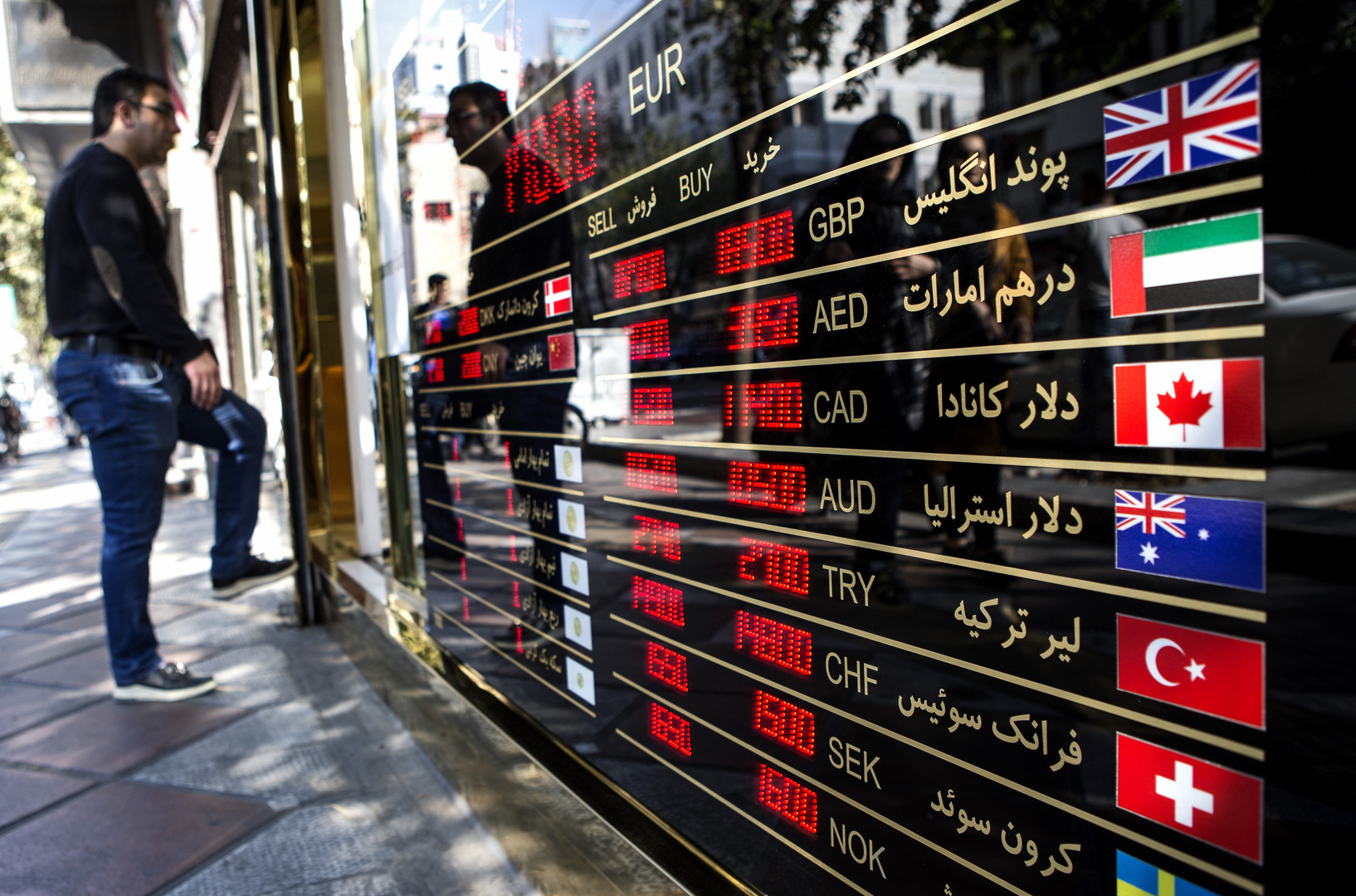 العملة الإيرانية تهوي لمستوى قياسي أمام الدولار