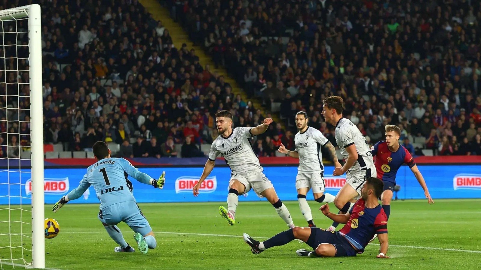 "نحن بشر ولسنا آلات".. مدافع برشلونة يشن هجوما على رابطة الدوري الإسباني
