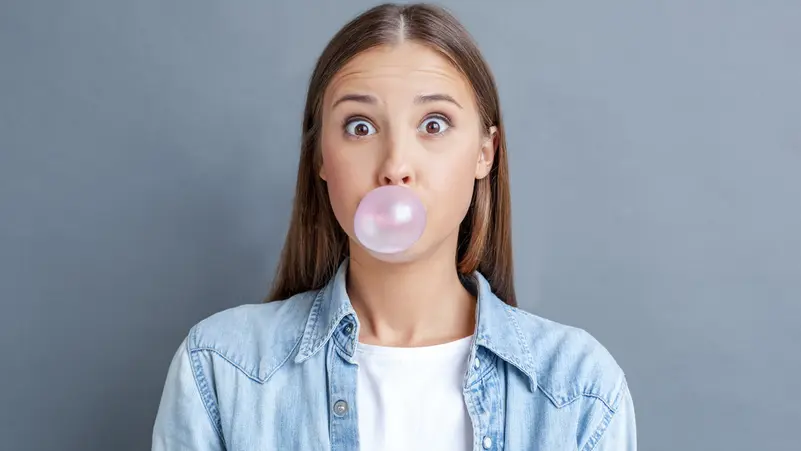 كارثة صحية.. العلكة تسرب هذا السُم إلى جسمك