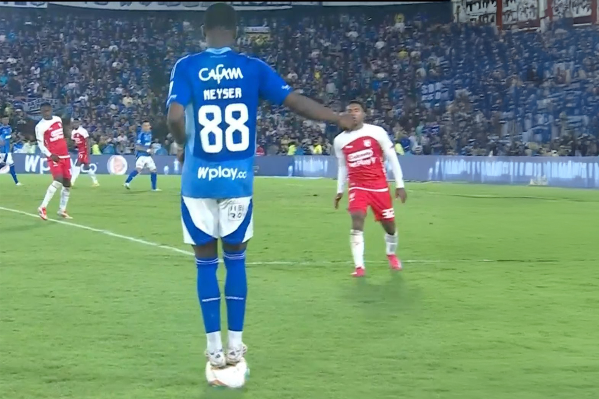 شاهد.. لقطة مستفزة من لاعب تُوقف مباراة
