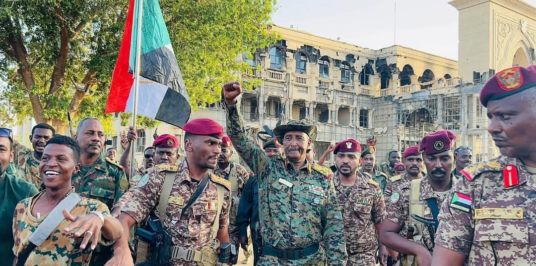 البرهان يصل بالطائرة الرئاسية إلى مطار الخرطوم الدولي والي القصر  الجمهوري