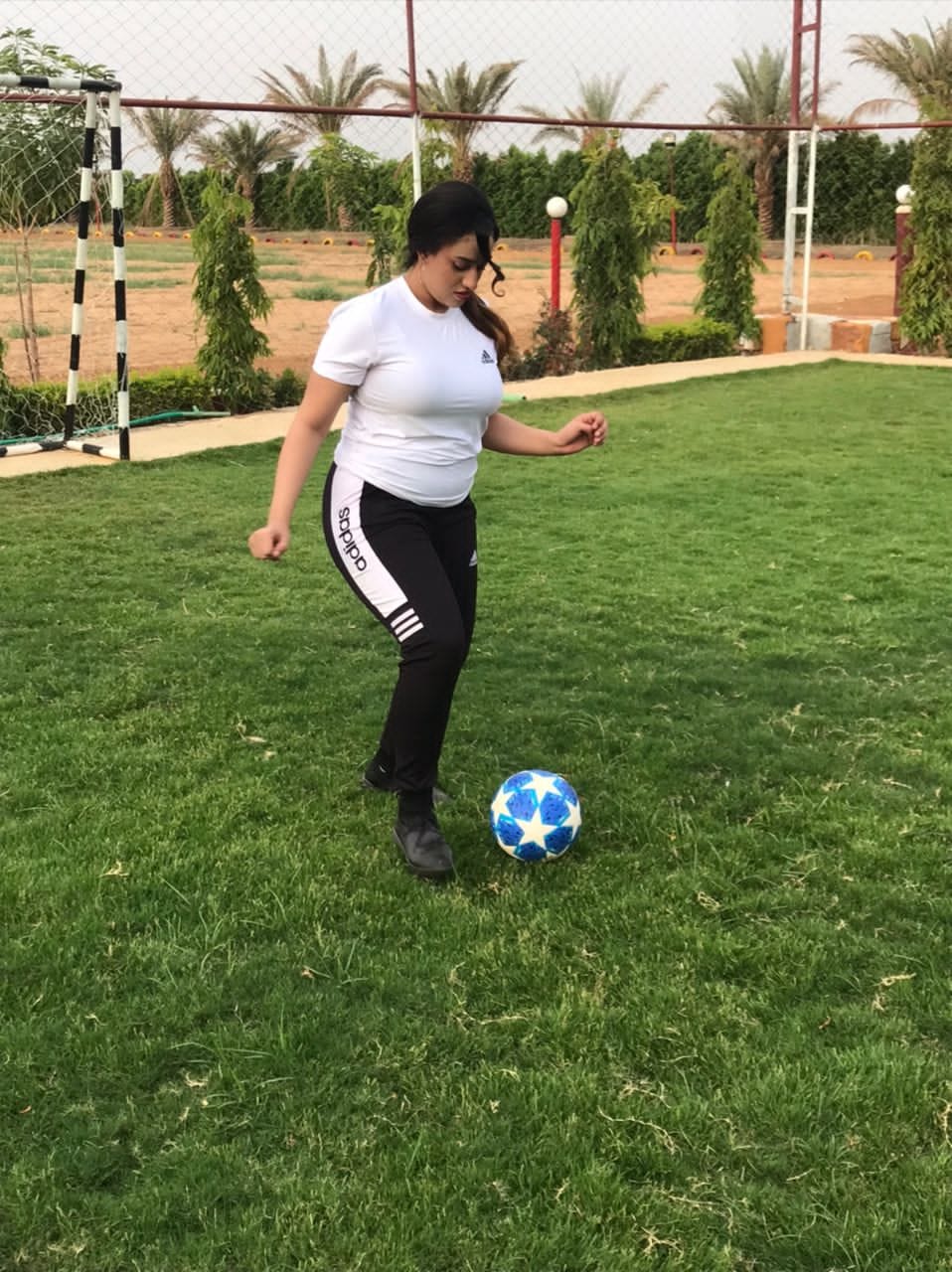 شاهد بالفيديو.. المودل آية أفرو تعود لإثارة الجدل من جديد بممارسة التمارين الرياضية بملابس فاضحة (معترفة اني قلبوظة ومربربة وبحب الطقة النظيفة) وساخرون: (انتي ما محتاجة تخسي انتي محتاجة تتأدبي)