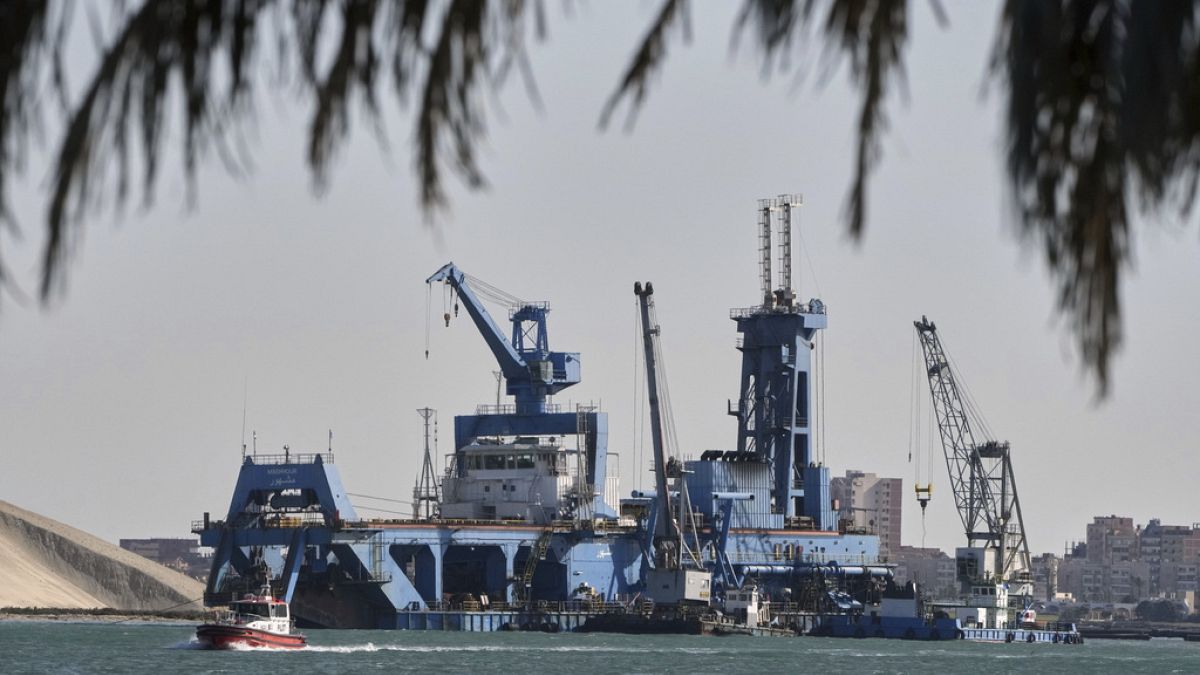هجمات الحوثيين في البحر الأحمر تُكبد قناة السويس خسائر بـ6 مليارات دولار في 2024تراجعت إيرادات قناة السويس في مصر بنسبة تقارب الثلثين خلال عام 2024، وفقًا لما أعلن عنه مسؤولون يوم الأربعاء، مشيرين إلى أن التوترات الإقليمية والحروب في الشرق الأوسط أثرت بشكل كبير على حركة المرور في هذا الممر الملاحي الاستراتيجي.اقرأ المقال كاملا