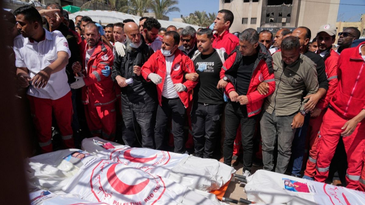 تحقيق ل"هآرتس" يكشف تفاصيل استهداف 15 مسعفا في رفح وينفي سردية الجيش الإسرائيليكشفت صحيفة "هآرتس" الإسرائيلية، في تحقيق استقصائي مطوّل، تفاصيل صادمة حول الاستهداف الإسرائيلي لقافلة إغاثية في رفح جنوب غزة، والذي أسفر عن مقتل 15 مسعفًا، حيث أكدت أن الجنود أطلقوا النار عليهم من مسافة قريبة رغم كل المؤشرات التي تؤكد هويتهم.اقرأ المقال كاملا