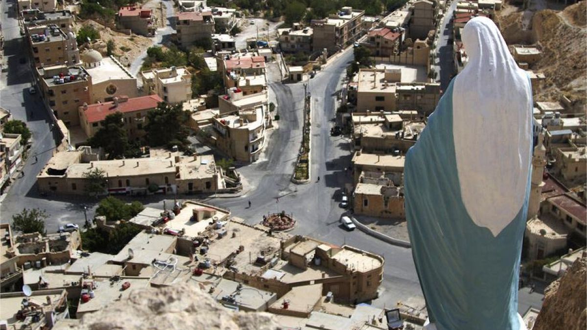 عيد الفصح في بلدة سورية تتحدث لغة المسيح: معلولا بين ندوب الماضي والخوف من المستقبللغة المسيح لا زالت حية في معلولا، تماما مثل مخاوف أهلها. يواجه سكان البلدة التي تتحدث الأرامية، تحديات كبرى بعد التحولات السياسية في سوريا. حيث يعيشون بين الخوف من تكرار المجازر الطائفية والأمل في عودة التعايش مع المسلمين، بينما تبقى الثقة مفقودة وسط أجواء مشحونة بالتوتر والقلق على المستقبل.اقرأ المقال كاملا