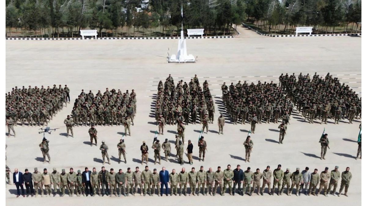 بريطانيا تفتح باباً على سوريا… من هي الوجوه والكيانات المستفيدة من رفع العقوبات؟بريطانيا تعلن رفع العقوبات عن كيانات أمنية وسياسية وإعلامية سورية، في إشارة لافتة على تحولٍ تدريجي في المقاربة الغربية لسوريا. فمن هي هذه الكيانات؟ وما هي أدوارها وصلاحياتها؟ ومن هم الأشخاص الذين يتولّون إدارتها في المرحلة الجديدة.اقرأ المقال كاملا