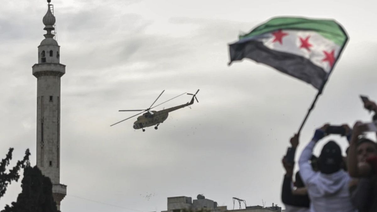 هل تفتح سوريا بوابة التطبيع مع إسرائيل في عهد أحمد الشرع؟الغارات الإسرائيلية على الأراضي السورية استمرت بعد سقوط نظام الأسد، بزعم استهداف مواقع نقل أسلحة إلى حلفاء إيران. وهذا لا يبدو أنه سيتوقف في المدى القريب، ما يطرح تحديًا مباشرًا للرئيس الانتقالياقرأ المقال كاملا