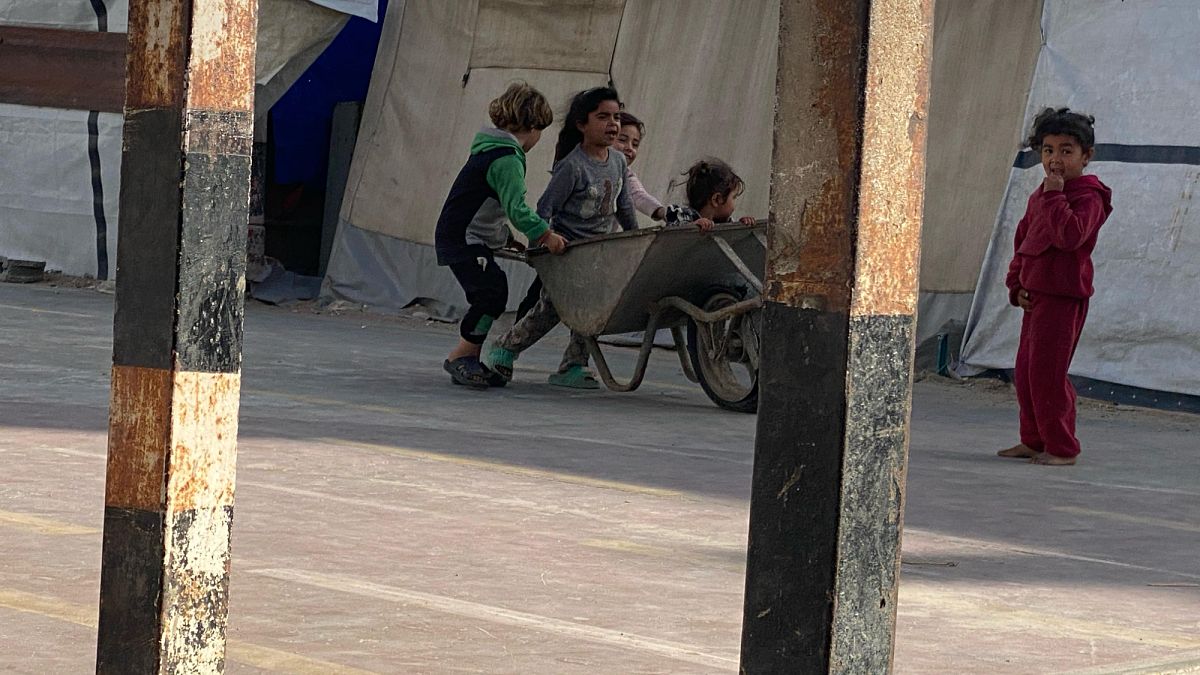 جيل غزة المفقود: 96% من أطفال القطاع يشعرون باقتراب الموت بسبب الحربرصدت الدراسة أن 92% من الأطفال لا يستطيعون تقبل الواقع، و77% يتجنبون الحديث عن الأحداث الصادمة، بينما أظهر 73% منهم سلوكيات عدوانية. والأخطر من ذلك، أن 49% من الأطفال المشاركين في العينة عبّروا عن رغبتهم في الموت هرباً من الحرب.اقرأ المقال كاملا