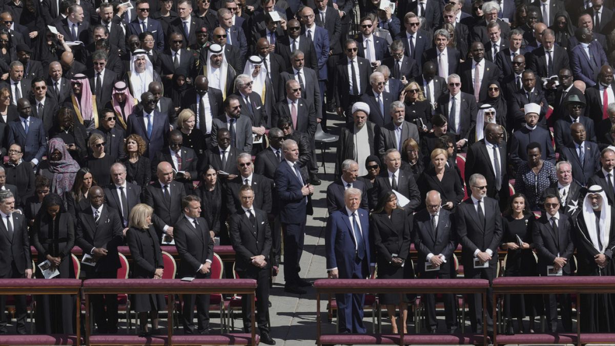 على هامش جنازة البابا فرنسيس: لقاء غير تقليدي بين زيلينسكي وترامب وماكرون وستارمرالتقى زيلينسكي مع ترامب وماكرون وستارمر في الفاتيكان خلال جنازة البابا فرانسيس، حيث بحث مع ترامب سبل إنهاء الحرب الروسية ضد أوكرانيا.اقرأ المقال كاملا
