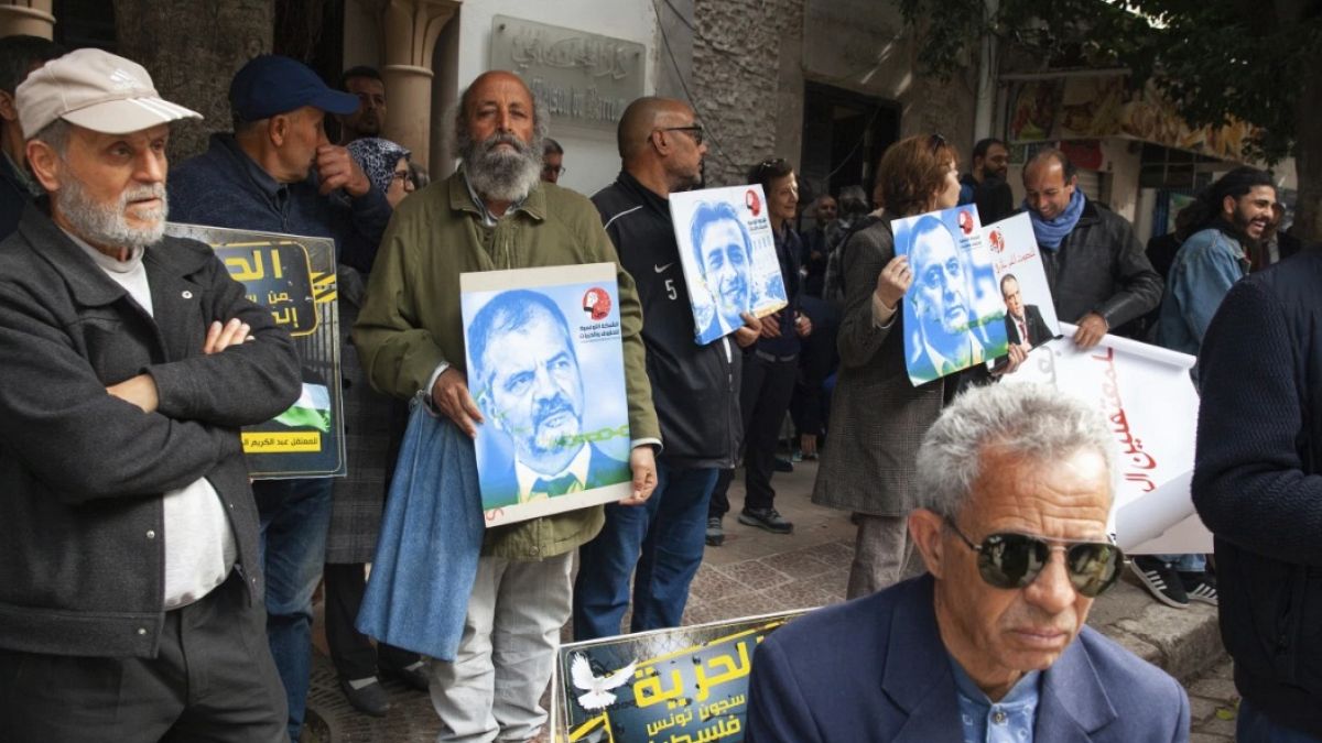 تونس: أحكام بالسجن تصل إلى 66 عاما بحق معارضين بارزين للرئيس قيس سعيدأصدر القضاء التونسي أحكامًا بالسجن ما بين 13 و66 عامًا على حوالي 40 متهمًا، بينهم وجوه بارزة معارضة للرئيس قيس سعيد، لإدانتهم بتهم "التآمر على أمن الدولة".اقرأ المقال كاملا