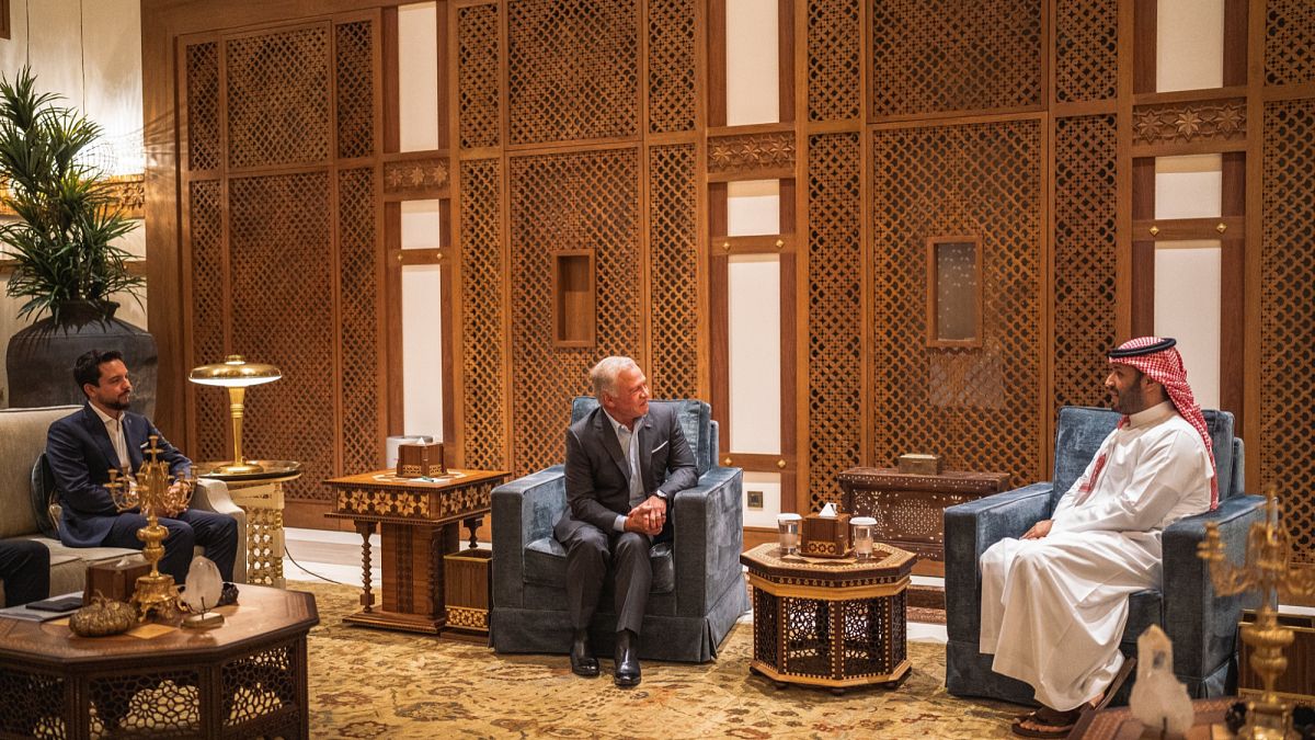 في مقدمتها الأوضاع في غزة… عاهل الأردن يبحث مع ولي العهد السعودي التطورات في المنطقةبحث عاهل الأردن الملك عبد الله الثاني، مع ولي العهد السعودي محمد بن سلمان، مجمل التطورات في المنطقة وفي مقدمتها الأوضاع في غزة والضفة الغربية.اقرأ المقال كاملا