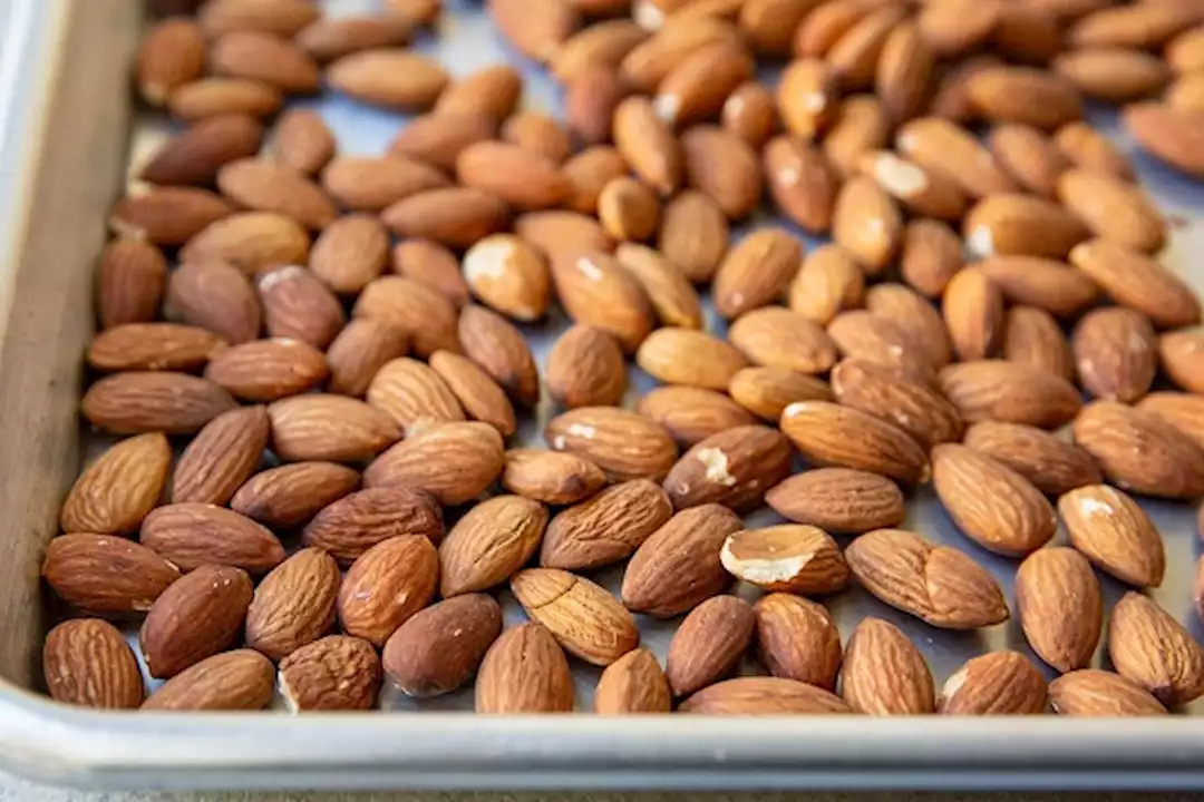 5 أطعمة تجنب تناولها مع اللوز لتفادي مشكلات الهضم