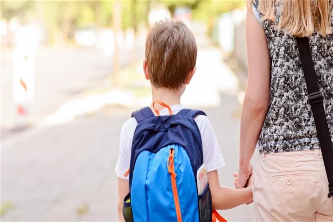 مع عودة المدارس..كيف تحمي طفلك من رياح الخماسين؟