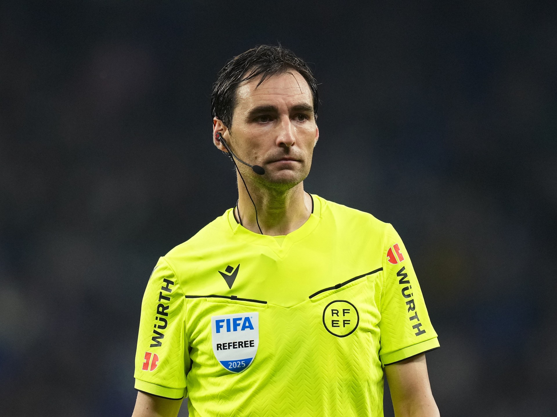 بالفيديو.. حكم نهائي كأس إسبانيا بين الريال وبرشلونة ينهار بالبكاء