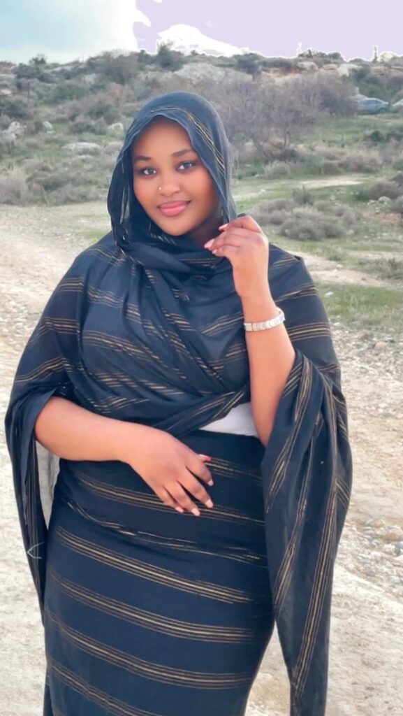 شاهد بالصورة والفيديو.. شاعرة وصانعة محتوى سودانية: (الكرشة أو “التنة” التي أمتلكها تعتبر من علامات الجمال وتساعدني على ربط التوب)