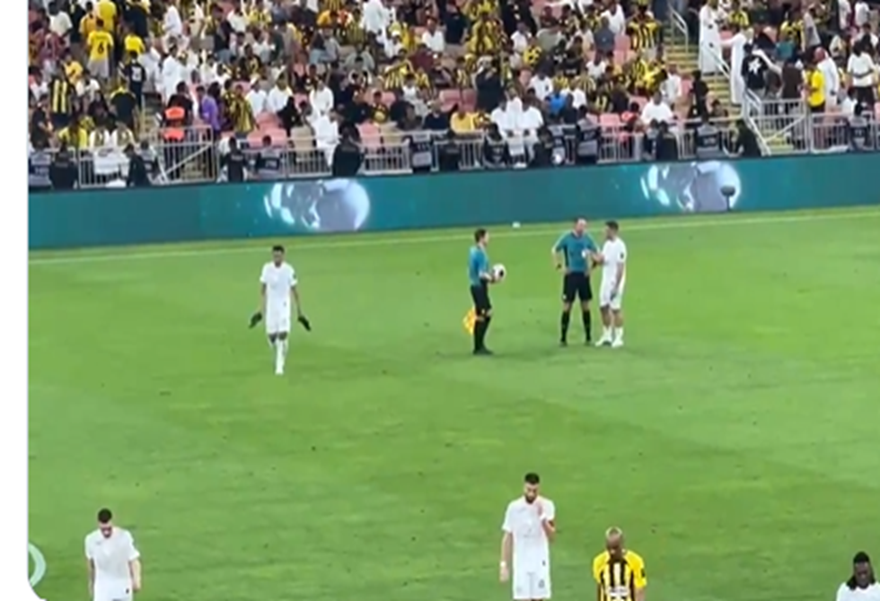 المهاجم المغربي حمد الله يثير جدلا واسعا بتصرفه في نصف نهائي كأس السعودية (فيديو)
