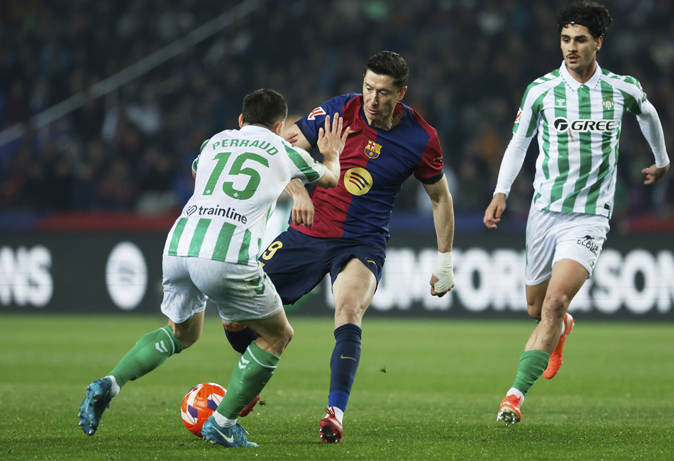 برشلونة يفشل في استغلال سقوط ريال مدريد ويتعثر على أرضه أمام بيتيس