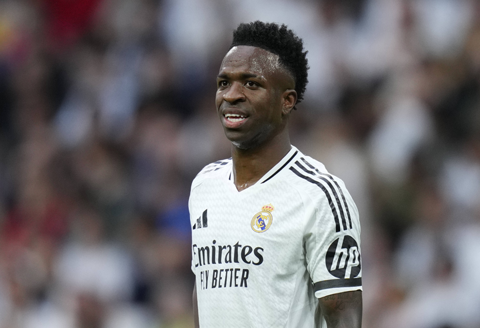فينيسيوس يثير عاصفة من الانتقادات بتصرف غريب بعد خسارة ريال مدريد أمام فالنسيا