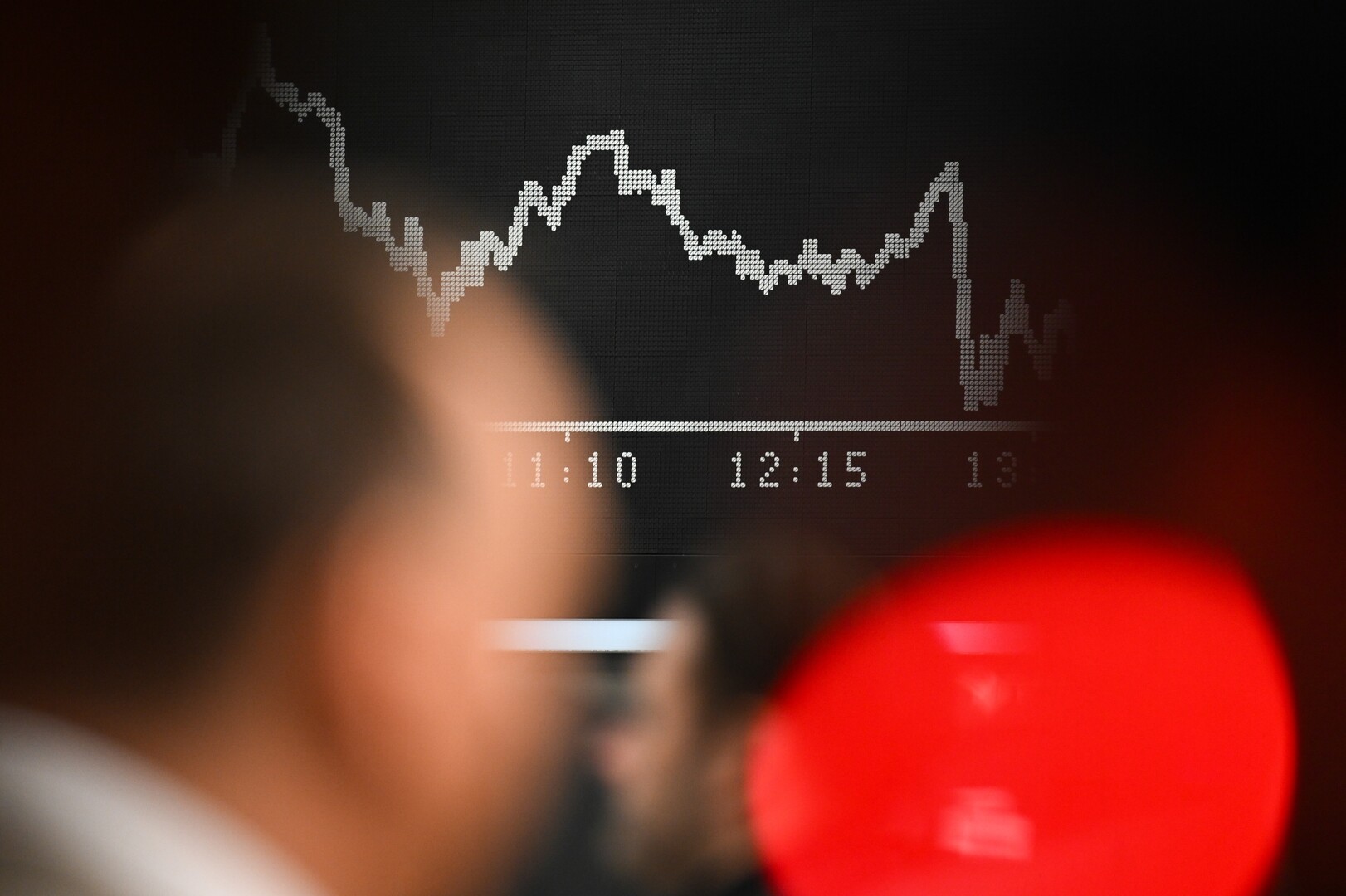 الأسواق العالمية توسع خسائرها بعد الرد الصيني
