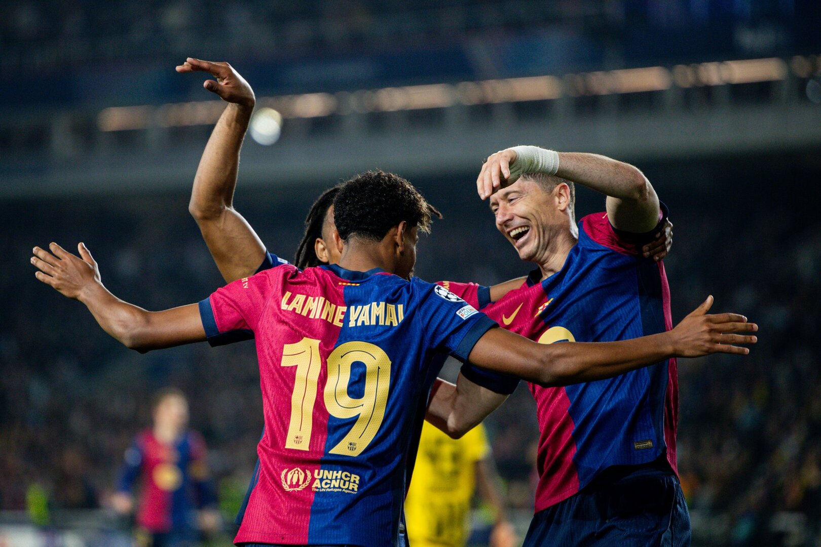 برباعية نظيفة.. برشلونة يمزق شباك بروسيا دورتموند معززا مكانه في دوري الأبطال (فيديو)