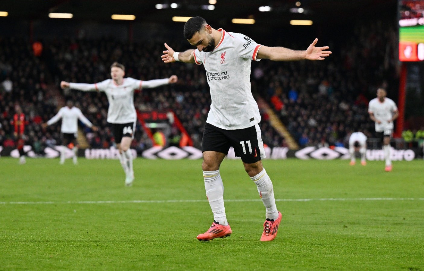 بعد إعلان محمد صلاح تجديد عقده مع ليفربول.. عمرو أديب يتغنى بالفرعون المصري