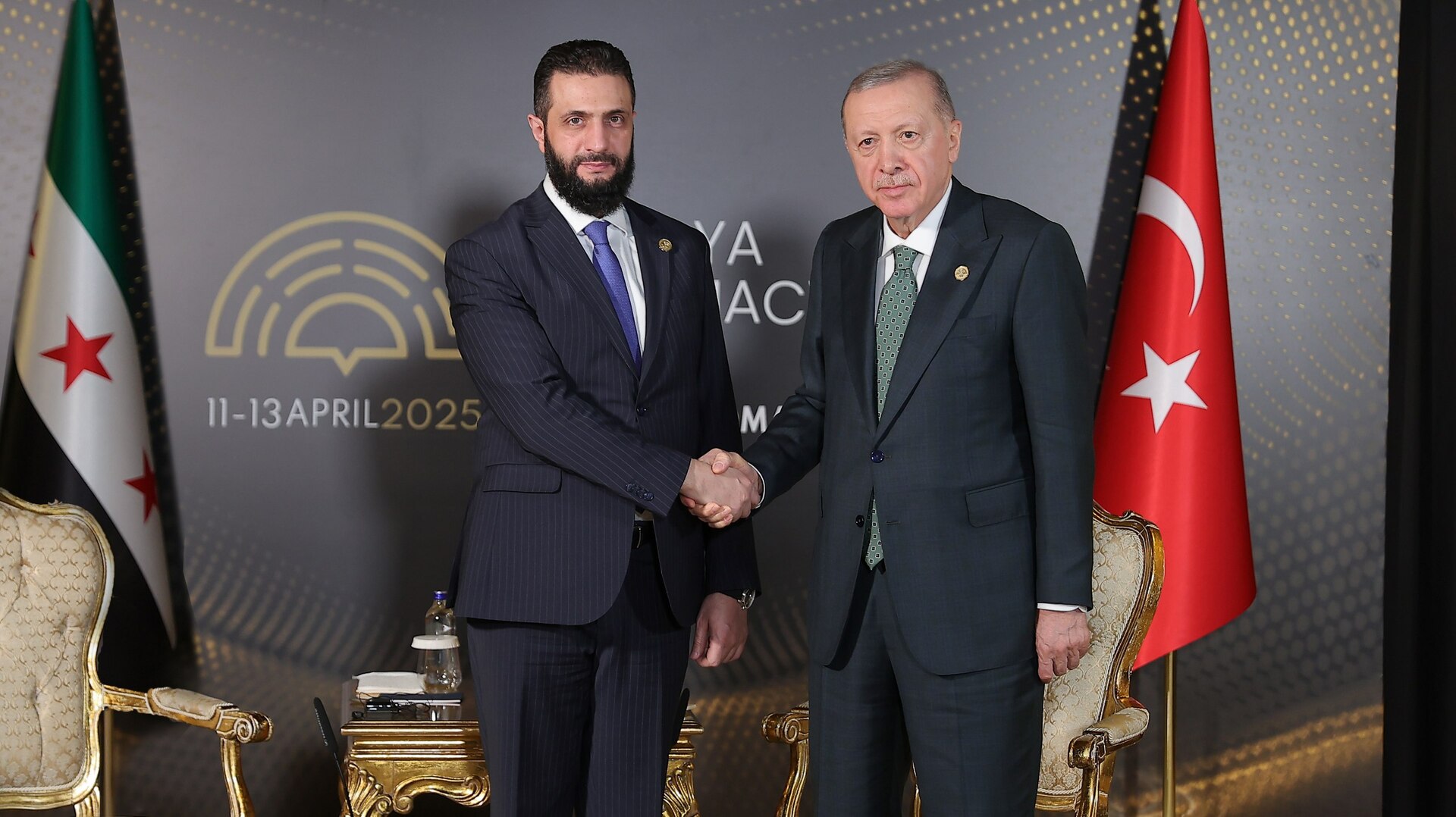 أردوغان يلتقي بالشرع على هامش مؤتمر أنطاليا الدبلوماسي (صور)