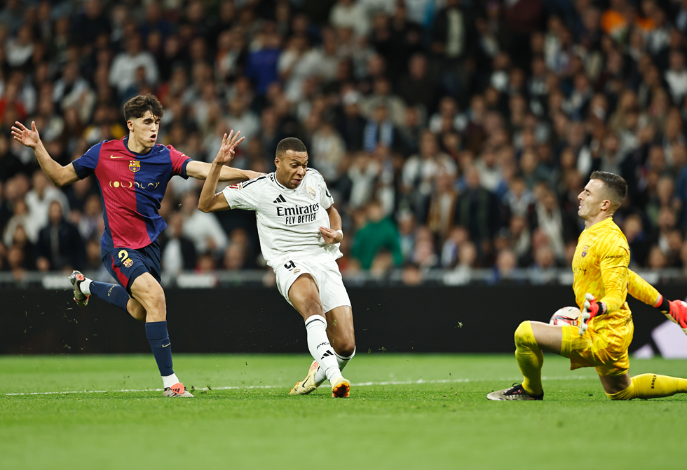 رابطة "الليغا" تعلن موعد مواجهة برشلونة وريال مدريد في الدوري