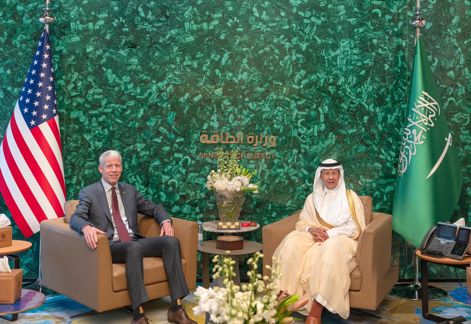 شاهد..  وزير الطاقة السعودي ونظيره الأمريكي يزوران أول  بئر بترولية في ⁧المملكة: "هنا بدأت القصة"