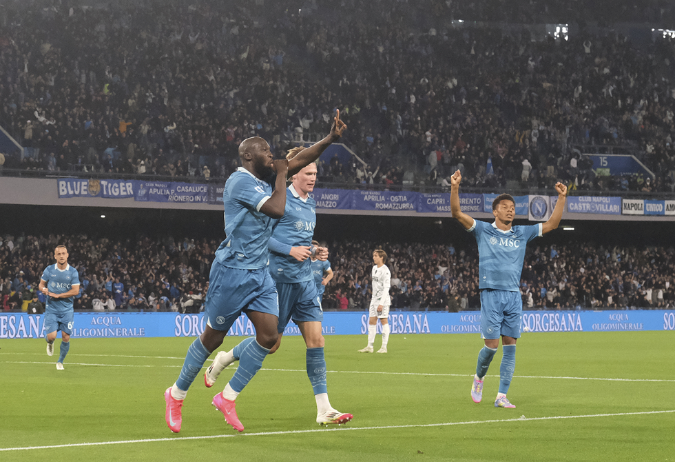 نابولي يتخطى إمبولي في الدوري الإيطالي ويواصل الضغط على المتصدر إنتر ميلان