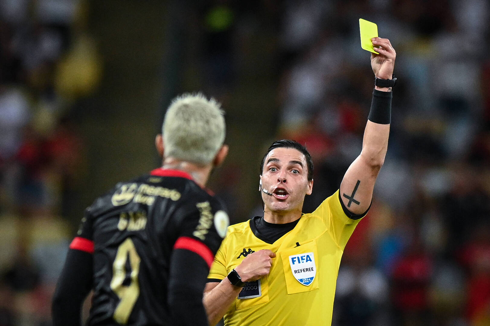 الظهور الأول للقانون الجديد.. فريق برازيلي يفوز بسبب "تضييع الوقت" (فيديو)