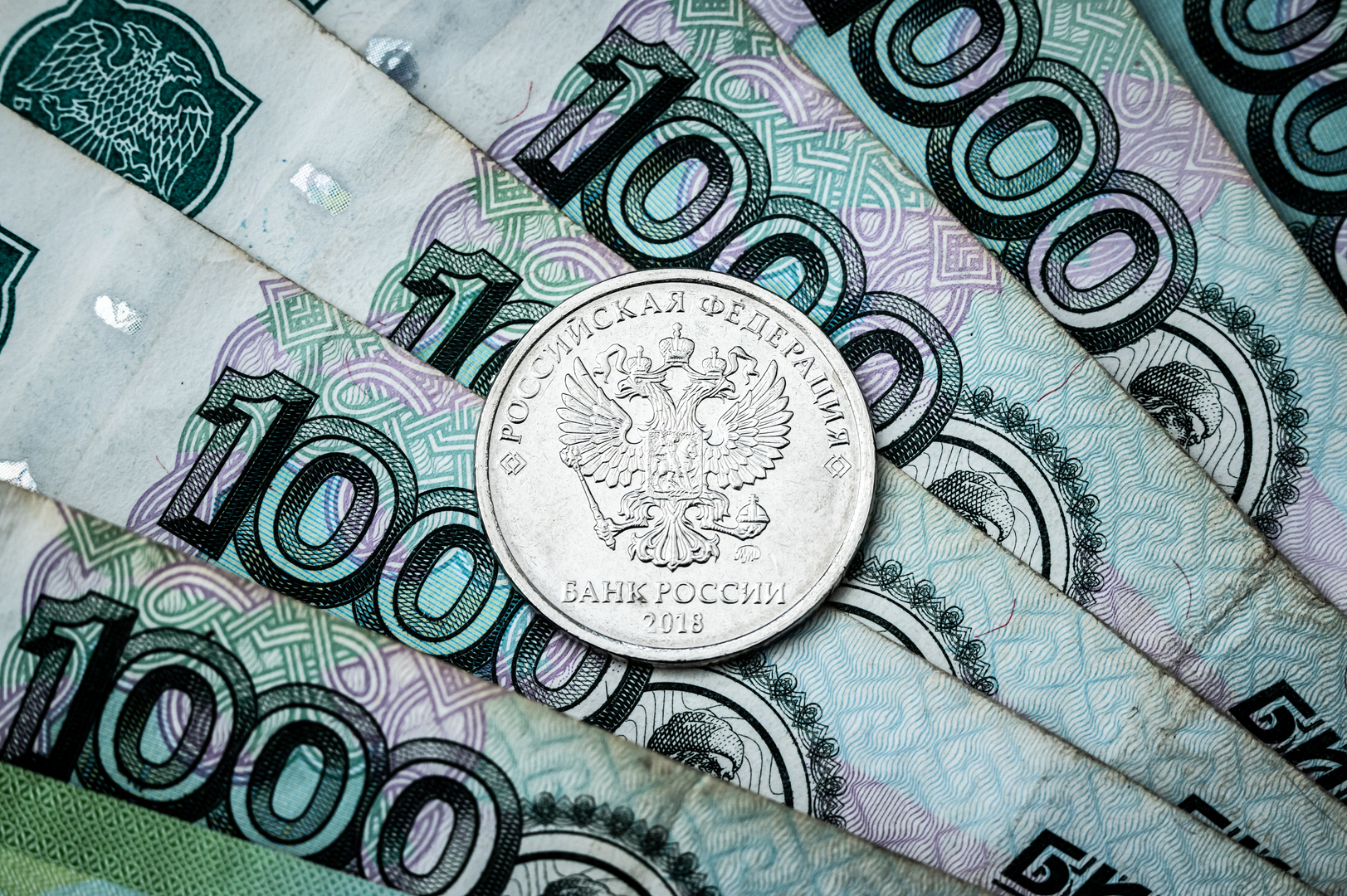 الحكومة الروسية: نجحنا في التخلي عن الدولار واليورو في التسويات الخارجية بواقع 79.8%
