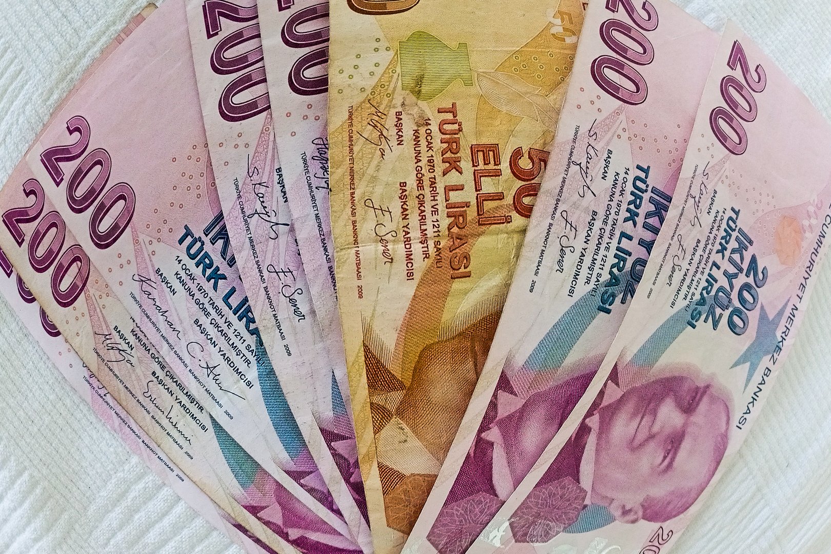كيف جرى تداول الليرة بعد قرار المركزي التركي المفاجئ؟