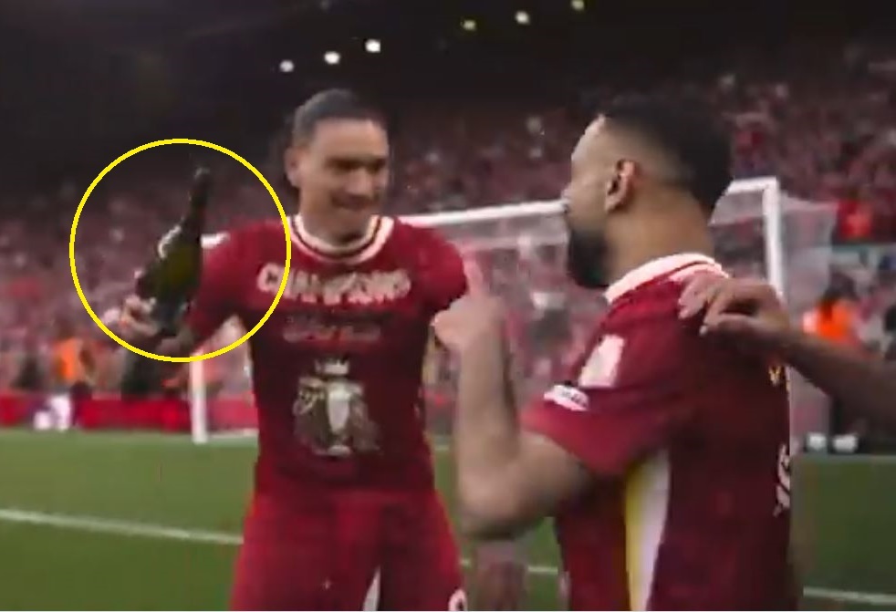 "الخمر في الاحتفالات".. رد فعل محمد صلاح على محاولة سكب الخمر عليه (فيديو)