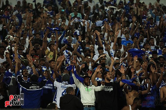 شاهد بالصورة والفيديو.. رغم الخسارة أمام الأهلي.. جماهير الهلال السوداني تغني وتهتف للاعبيها داخل الإستاد لهذا السبب!!