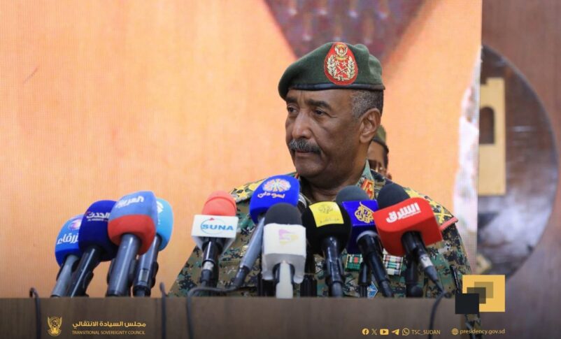 «البرهان» ينفي سيطرة الإسلاميين على الجيش ويقول «المجد للبندقية فقط»