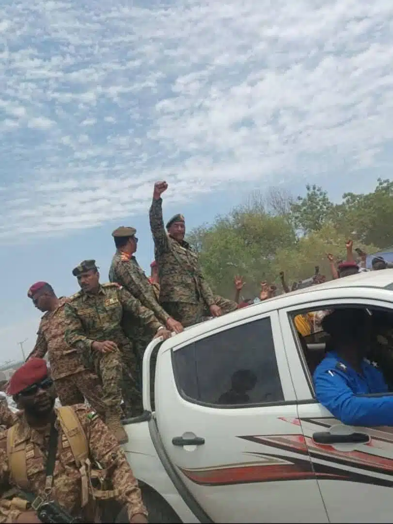 على ظهر عربة مكشوفة.. البرهان يظهر وسط قواته