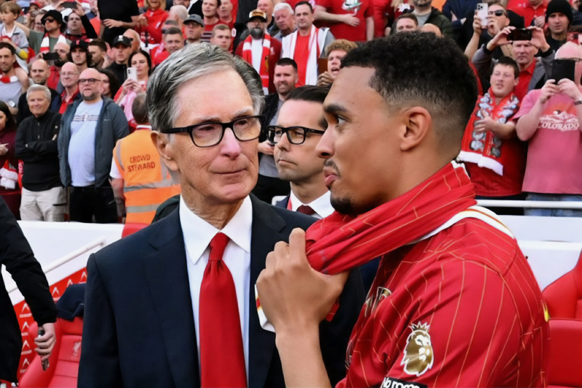 هل ينتقل أرنولد لريال مدريد؟.. قراءة الشفاه تكشف تفاصيل حواره مع مالك ليفربول