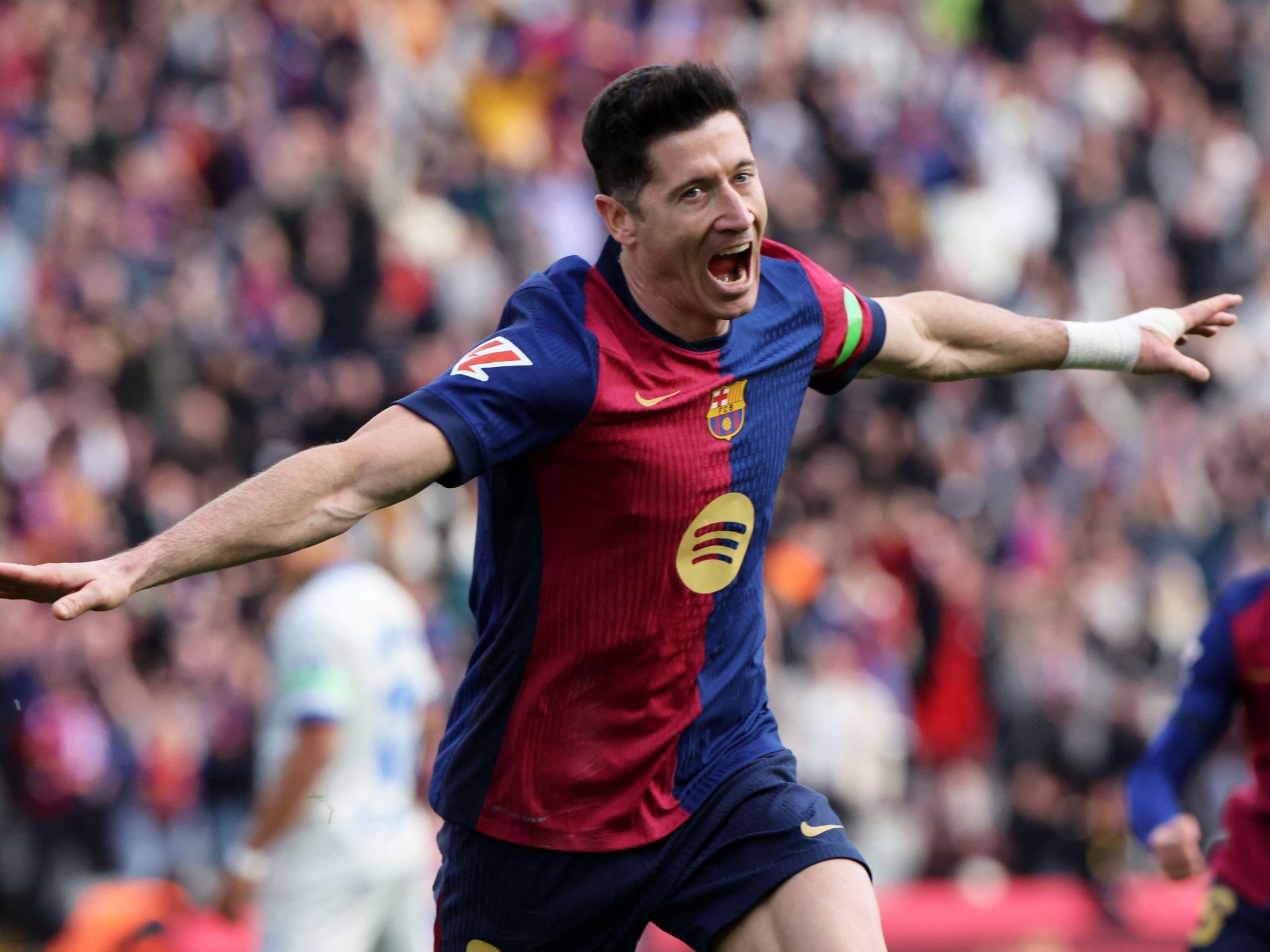 أرقام ليفاندوفسكي المرعبة ضد دورتموند تمنح الأمل لبرشلونة