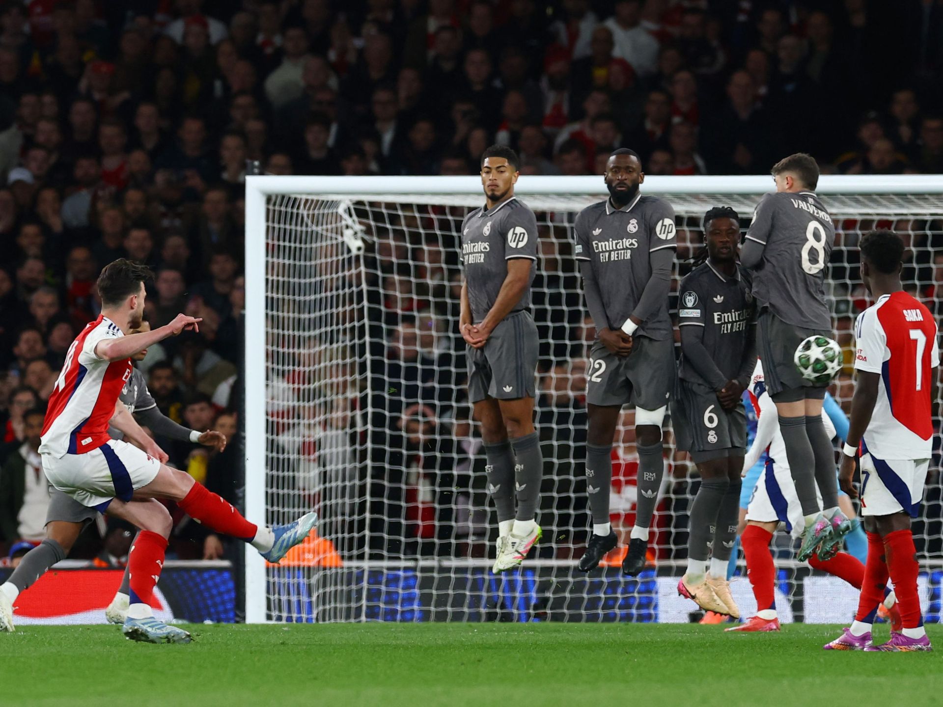 أجمل 10 أهداف من ركلات حرة بالتاريخ.. بينها ركلة رايس في ريال مدريد