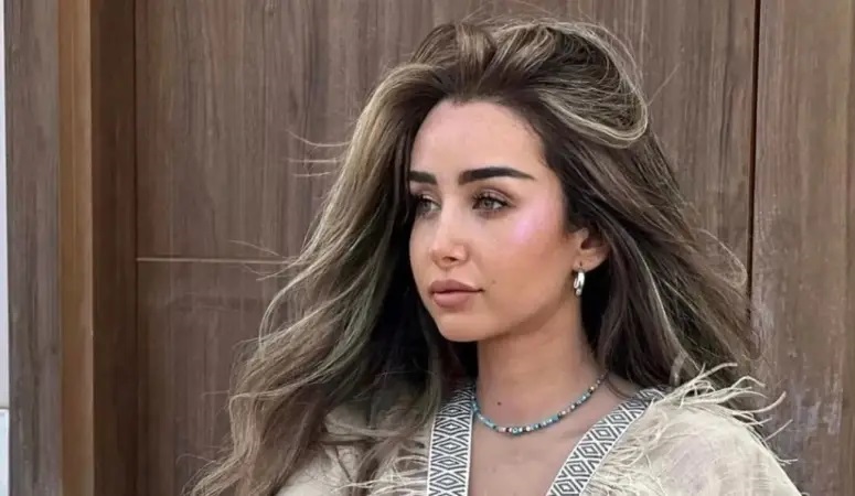 هنا الزاهد تفاجئ الجميع بحذائها الغريب في الشارع – فيديو