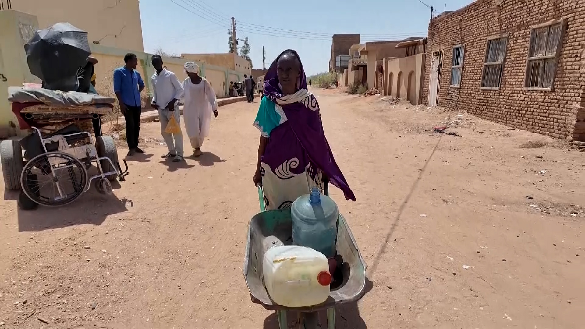 سودانيون يشتكون من صعوبة الحصول على مقومات الحياة الأساسية