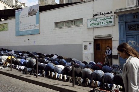 طعنه حتى الموت أثناء الصلاة في المسجد.. جريمة تهز فرنسا
