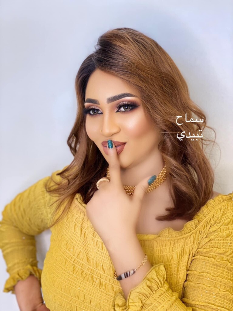 شاهد بالفيديو.. الفنانة عشة الجبل تواسي “صبي” وتحضنه خلال حفل أحيته بمدينة بورتسودان