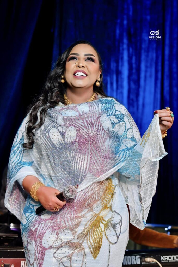 شاهد بالفيديو.. شاب مصري يقتحم حفل للفنانة هدى عربي بالقاهرة ويرقص بطريقة تلفت أنظار المعازيم والسلطانة تزيد من حماسه وتفاعله
