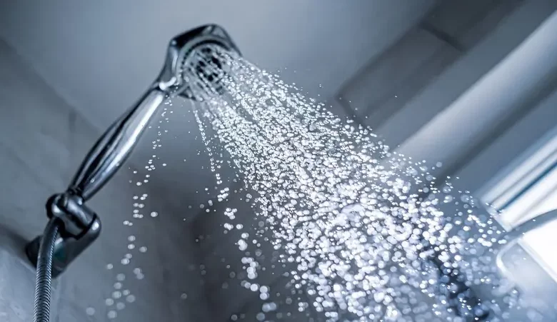 الاستحمام صباحاً أفضل من المساء.. عالمة أحياء تكشف الأسباب
