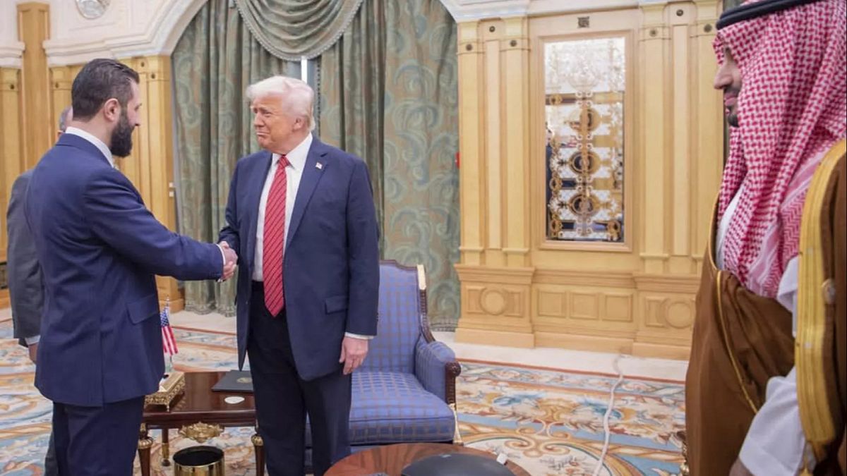 الأيام دول: كيف خرج الجولاني من عباءة "داعش" ليجلس على طاولة واحدة مع ترامب؟استبدل الزي العسكري ببدلة رسمية، ووقف على منصات دبلوماسية، محاطا بكاميرات الإعلام العالمي، لكن الذاكرة لا تزال تحفظ له صورا مغايرة: مقاتلا ملثما يتوعد خصومه، وقائدا لجماعة مدرجة على لوائح الإرهاب. فكيف تحوّل أحمد الشرع من "جهادي" إلى رئيس دولة يجلس جنبا إلى جنب مع دونالد ترامب ويتحدث عن السلام؟اقرأ المقال كاملا