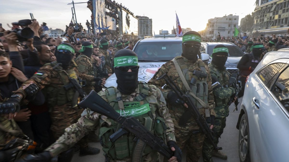 ما هي بنود وقف إطلاق النار المحتمل في غزة؟في الآونة الأخيرة، كثر الحديث عن احتمال التوصل إلى اتفاق بين إسرائيل وحماس، بعدما أعلن البيت الأبيض، الخميس، أن تل أبيب وافقت على مقترح المبعوث الأمريكي ستيف ويتكوف. فما هي بنود الصفقة المحتملة؟اقرأ المقال كاملا