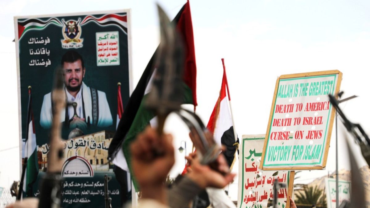 الحوثي: العمليات اليمنية أربكت إسرائيل والأمريكيون غادروا بخسارة 3 مقاتلاتفي خطاب ألقاه اليوم الخميس، أعلن زعيم حركة "أنصار الله" في اليمن، عبد الملك بدر الدين الحوثي، أن الجماعة كثّفت خلال الأسبوع الجاري عملياتها ضمن ما سمّاه "جبهة الإسناد اليمنية"، مستخدمة ثمانية صواريخ فرط صوتية وصواريخ باليستية، إضافة إلى طائرات مسيّرة.اقرأ المقال كاملا