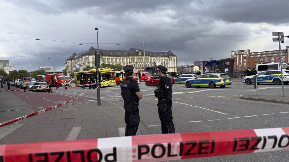 هجوم بسكين في محطة هامبورغ المركزية يؤدي لإصابة العديد من الأشخاص بجروح خطيرةأُصيب 17 شخصًا على الأقل في هجوم بسكين في محطة هامبورغ المركزية، ثلاثة منهم على الأقل في حالة خطيرة. وألقي القبض على شخص واحد.اقرأ المقال كاملا