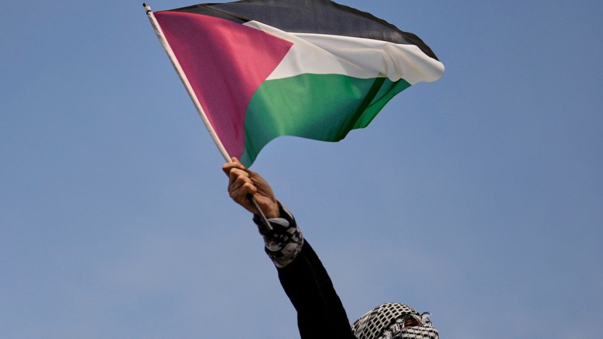 لأول مرة.. علم فلسطين سيرفرف فوق مقر منظمة الصحة العالمية في جنيففي سابقة رمزية ومؤشر على تحوّل محتمل في المزاج الدولي، صوّتت الجمعية العامة لمنظمة الصحة العالمية، يوم الإثنين، لصالح الموافقة على رفع العلم الفلسطيني داخل مقر المنظمة في جنيف، بأغلبية 95 عضواً.اقرأ المقال كاملا